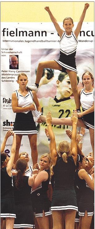 Viel Beifall gab es fr die Tarper Cheerleader, die drei Tage lang in den Pausen mit ihren akrobatischen Vorfhrungen fr Abwechslung sorgten.
