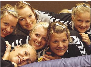 Geburtstagskind II: Sarah Schfer (vorn rechts) von der weiblichen Jugend A der SG Oeversee/Jarplund-Weding feierte whrend des 16. Fielmann-Eulencup ihren 16. Geburtstag. Mit dem Turniersieg bereiteten ihr die Mitspielerinnen vom Regionalliga-Aufsteiger das schnste Geschenk.