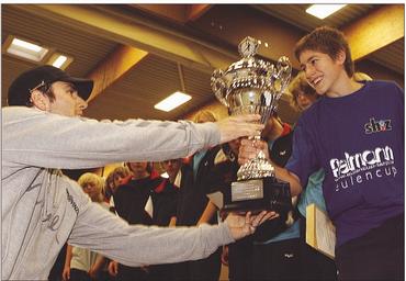Bundesliga-Spieler Torge Johannsen von der SG Flensburg-Handewitt berreicht den Siegerpokal der mnnlichen Jugend C an den Mannschaftsfhrer des HTV Sundwig-Westig. Johannsen spielte in seiner Jugend mehrfach beim Eulencup mit und war selbst Turniersieger. 